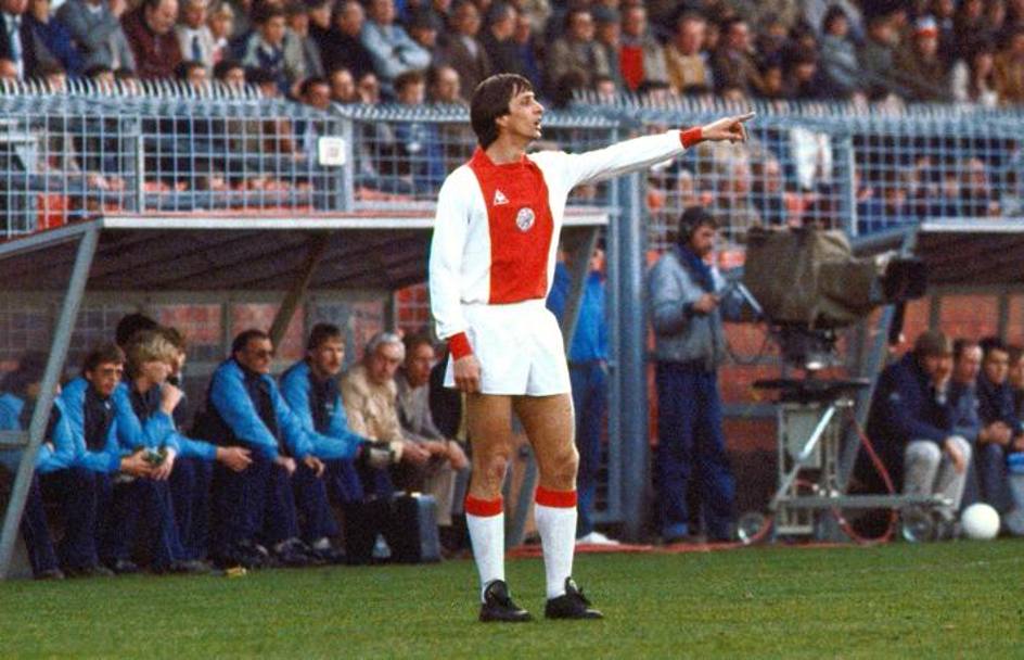 Johan Cruijff (Amsterdam, 25 aprile 1947) ha cambiato la storia del calcio come interprete principale del calcio totale nel cuore degli anni Settanta. Con l’Ajax vince tre volte la Coppa dei Campioni, dal 1971 al 1973, con una Coppa Intercontinentale. Tre volte Pallone d&#39;oro. 